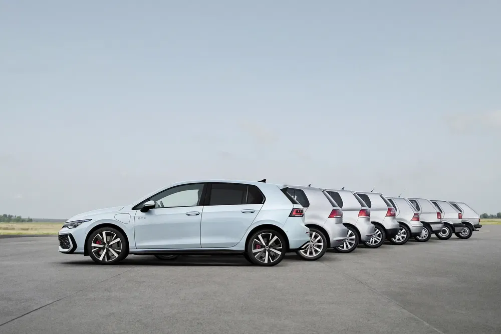 Rij van meerdere Volkswagen Golf GTI's op een buitenterrein.