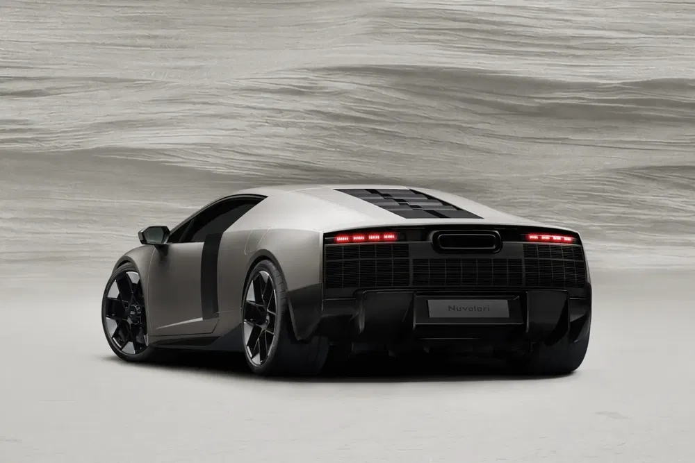 {"fr":"Voiture sport moderne avec design futuriste et finitions métalliques, sur fond texturé.","nl":"Moderne sportwagen met futuristisch ontwerp en metallic afwerking, tegen een getextureerde achtergrond."}