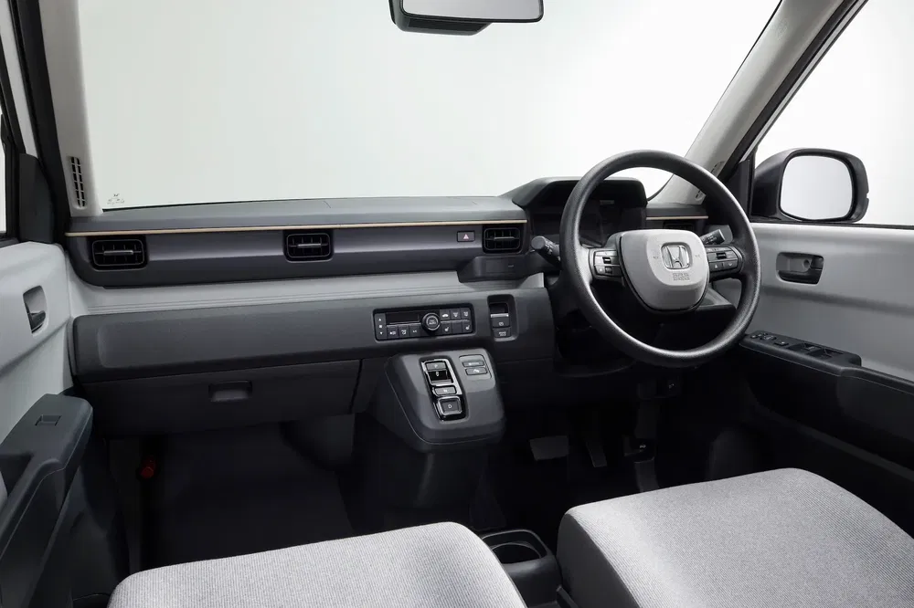 Intérieur d'une Honda avec design minimaliste et finition moderne.