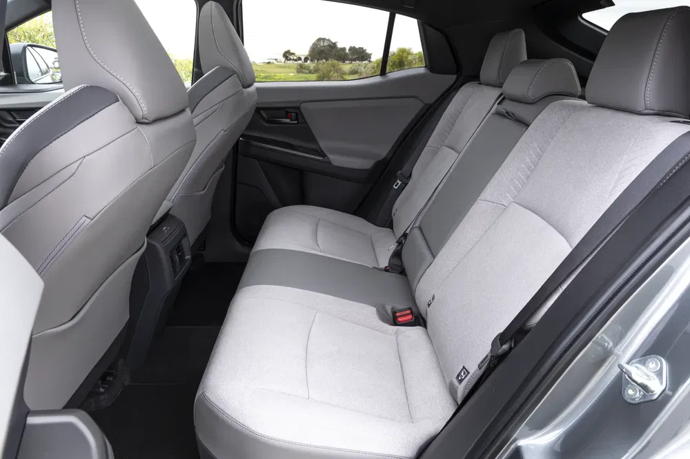Ruim en comfortabel interieur van een Toyota SUV, met grijze stoffen achterstoelen.