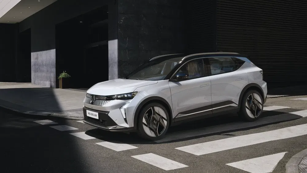 SUV Peugeot e-3008 2024 stationné sur un passage piéton, design moderne et élégant.
