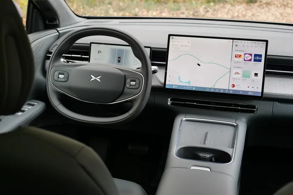 Intérieur high-tech de la voiture électrique Xpeng P7 avec volant et écran tactile.