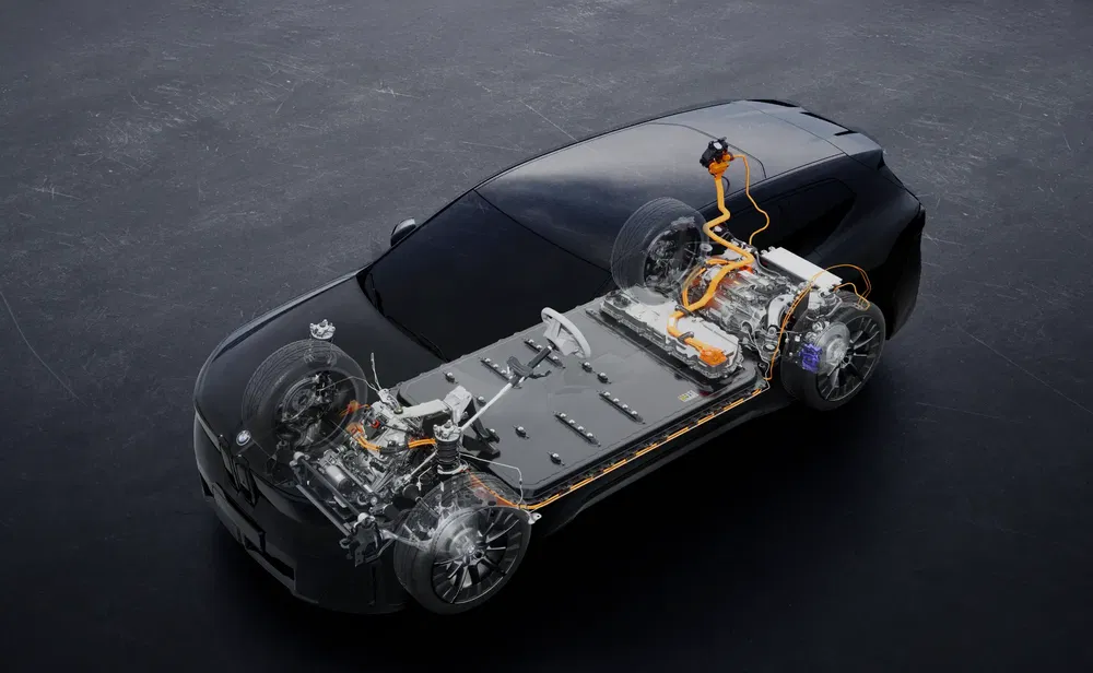 Explosieweergave BMW i5 met interne componenten van het elektrische systeem van de auto.