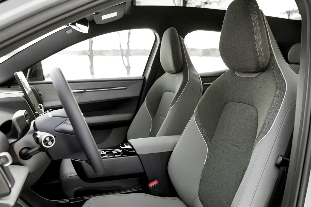 Intérieur de la Polestar 2 avec sièges avant en tissu gris moderne.