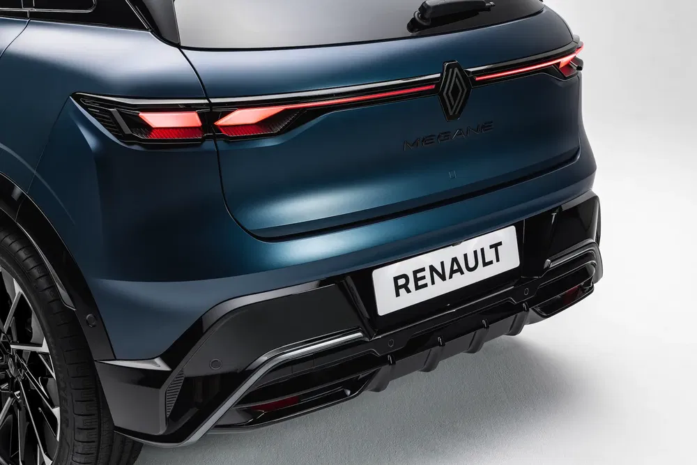 Vue arrière d'une Renault Megane, avec feux arrière LED et design élégant.