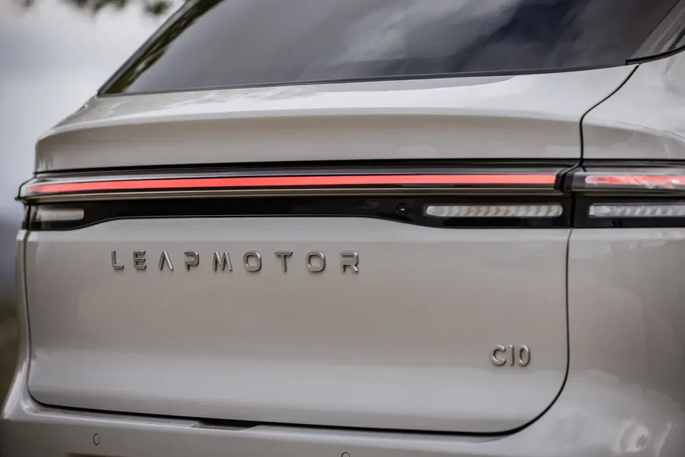 Achterzicht van Leapmotor C10 met opvallende LED-achterlichten en modern ontwerp.