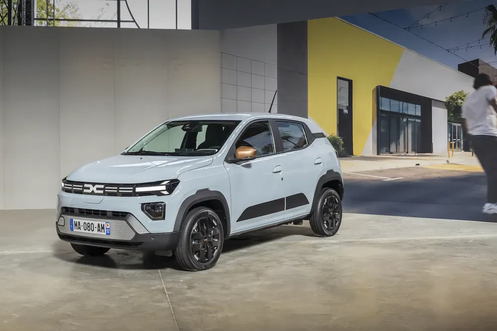 {"fr":"Renault Kiger 2023, SUV compact, blanc cassé, exposition intérieure, devant façade moderne.","nl":"Renault Kiger 2023, compacte SUV, gebroken wit, binnenexpositie, voor moderne gevel."}