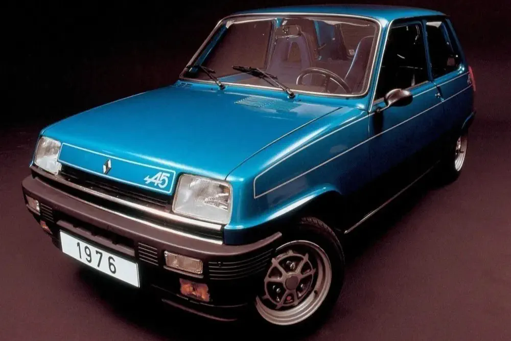 Renault 5 Alpine bleu de 1976, compacte sportive iconique, vue de face en studio.