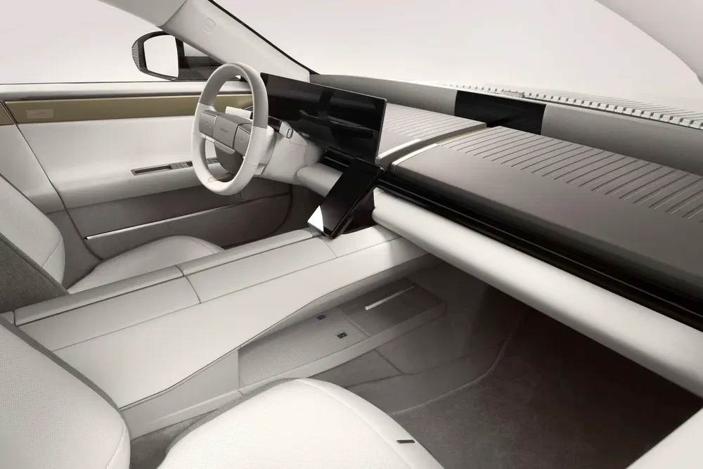 Minimalistisch interieur van moderne elektrische auto, elegante witte afwerking en innovatief dashboard.