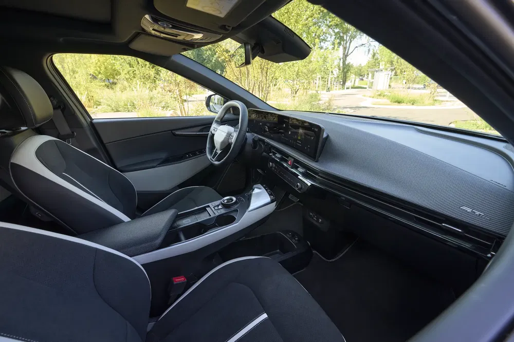 Moderne interieur Kia EV6 met breedbeeld dashboard en hoogwaardige materialen.