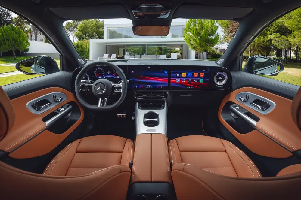Luxe interieur van een moderne Mercedes-Benz met digitaal dashboard en bruine leren zetels.