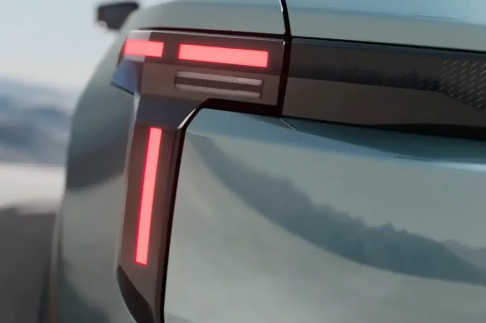 Moderne achterlichten van een elektrische auto, futuristisch ontwerp in close-up.
