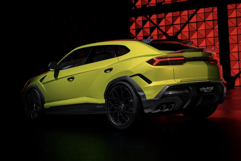 {"fr":"Lamborghini Urus jaune vif, SUV luxueux, design sportif, arrière imposant sur fond rouge.","nl":"Felgele Lamborghini Urus, luxe SUV, sportief ontwerp, indrukwekkende achterkant tegen rode achtergrond."}