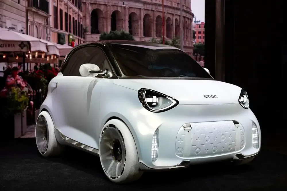 Concept car Smart blanc avec fond de rue urbaine et bâtiments historiques.