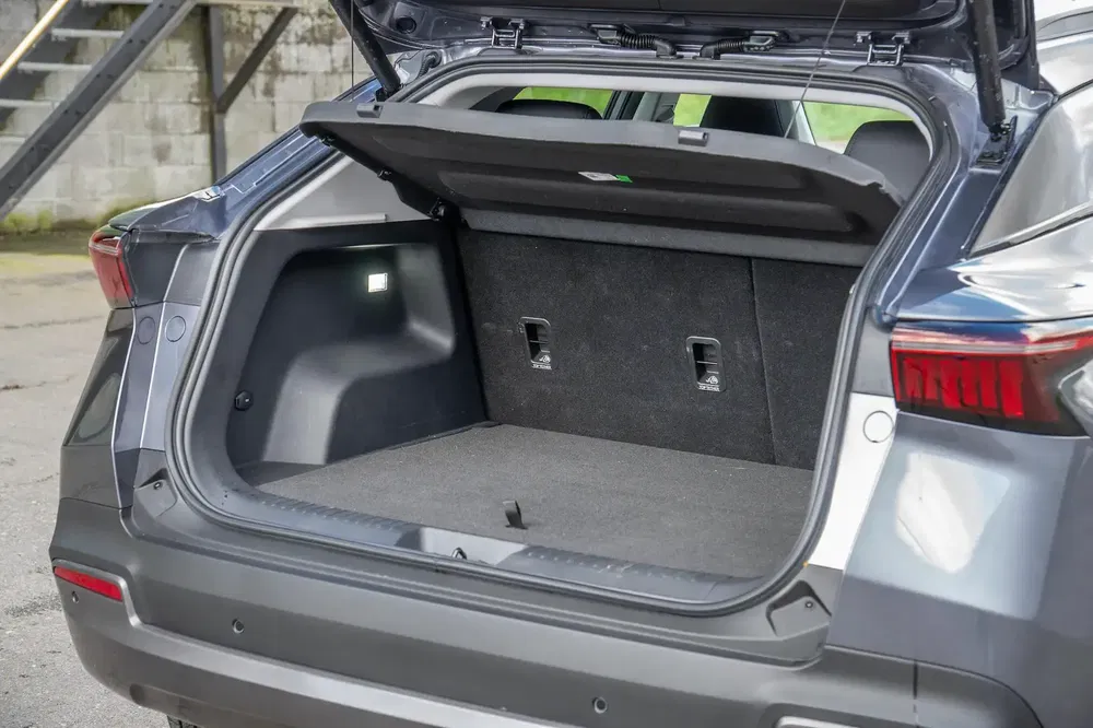 Coffre spacieux du SUV Subaru Solterra électrique ouvert montrant le volume de chargement.