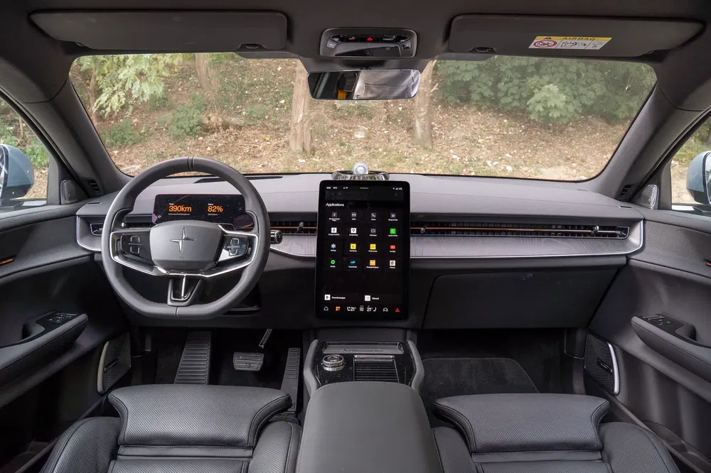 Intérieur moderne de la Polestar 2 avec écran tactile central et volant élégant.