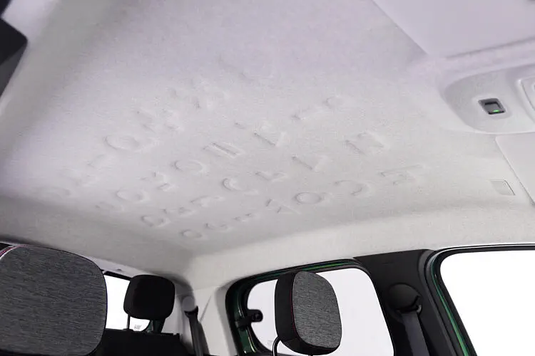 Intérieur du Citroën C3 avec plafond texturé affichant des lettres en relief.