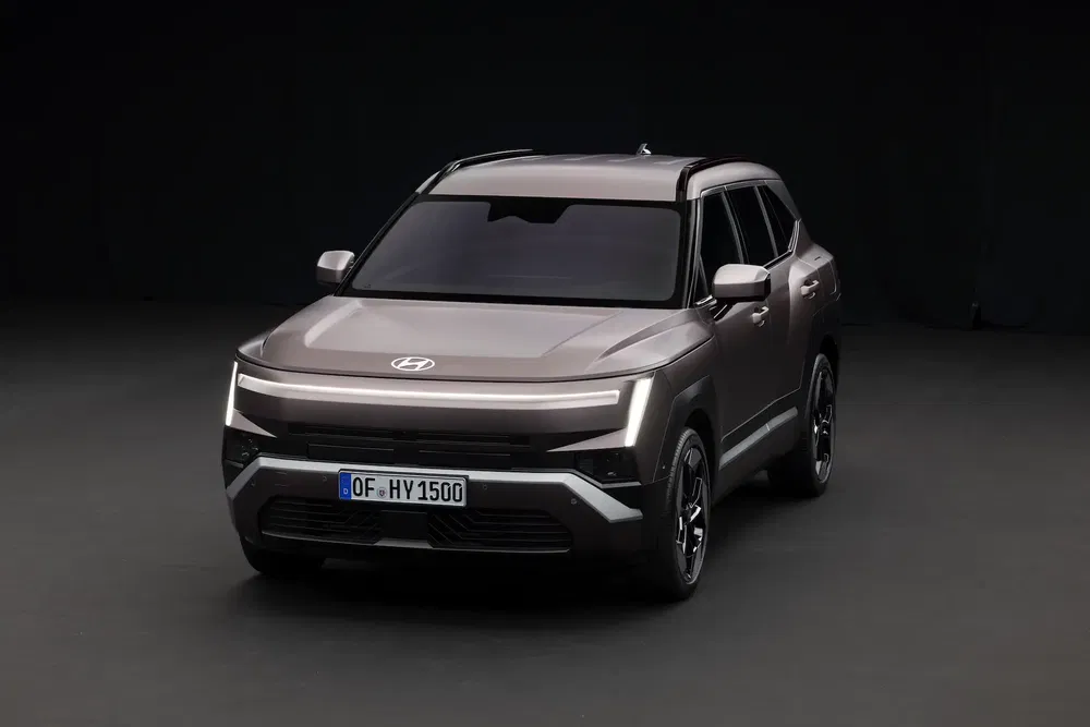 Hyundai SUV moderne avec design élégant et phares avant distinctifs sur fond noir.