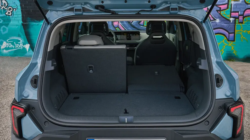 Coffre arrière spacieux du Hyundai Kona 2024, sièges arrière partiellement abaissés.