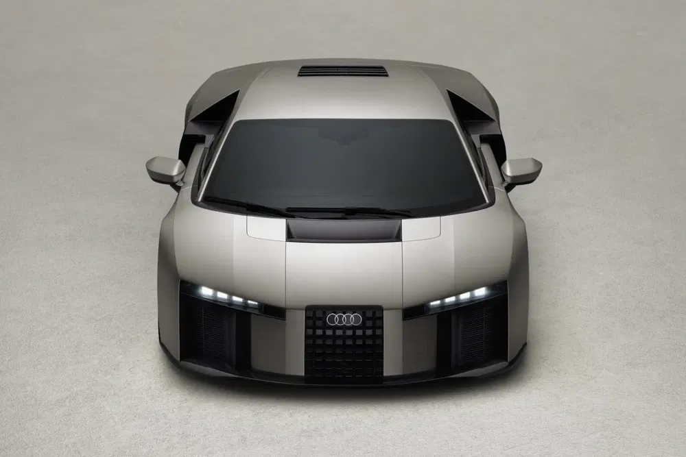 Vue avant de l'Audi en argent avec des phares LED distinctifs et design futuriste.