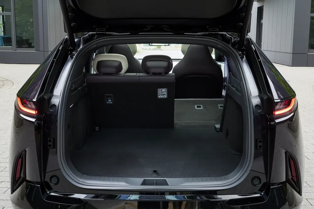 Coffre spacieux de la Lexus RZ avec sièges arrières rabattus pour un espace cargo optimal.