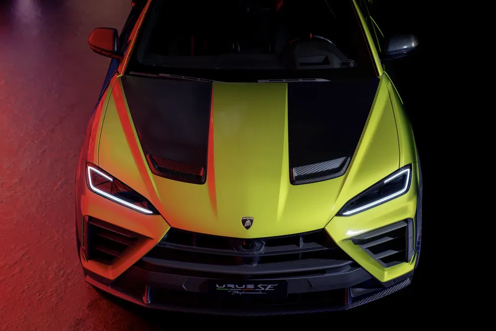 {"fr":"Vue frontale de la Lamborghini Urus Performante avec phares LED et peinture jaune vif.","nl":"Vooraanzicht van de Lamborghini Urus Performante met LED-koplampen en heldergele lak."}