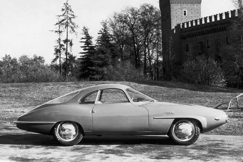 Voiture Alfa Romeo vintage devant château, dégageant une élégance classique à Turin.