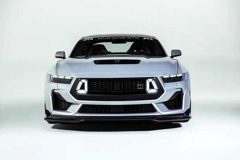 Ford Mustang RTR 2024 vue de face, design agressif et moderne, fond blanc épuré.