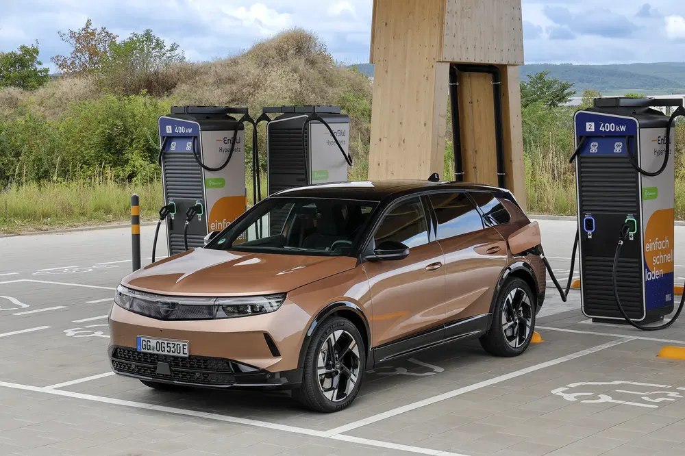Opel Grandland électrique recharge à une station rapide de 400 kW en extérieur.
