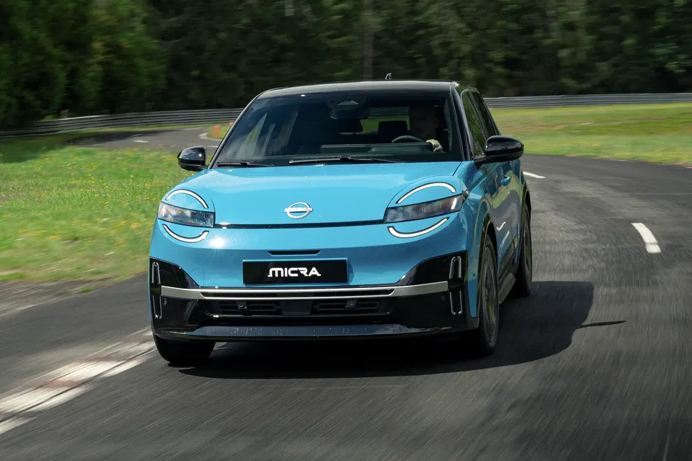 Nouvelle Nissan Micra électrique bleu sur circuit, design moderne et compact.
