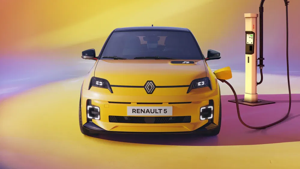 Renault 5 électrique jaune en charge sur fond coloré futuriste.