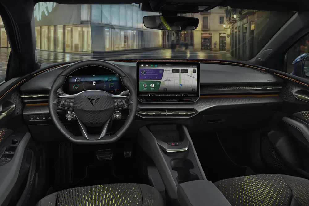 Intérieur high-tech d'une Cupra Tavascan électrique avec écran tactile central moderne.