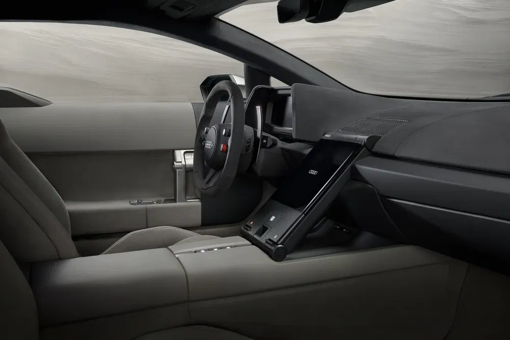Intérieur futuriste de voiture Audi avec écran central et volant moderne.