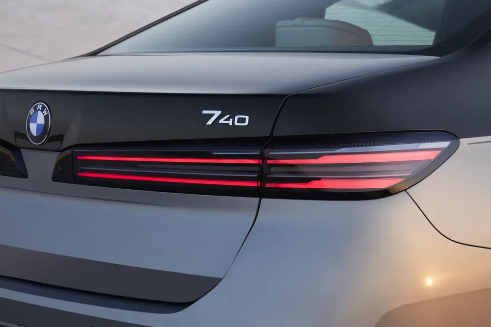 Achteraanzicht van BMW 7 Serie met verlicht logo en slanke LED-achterlichten.