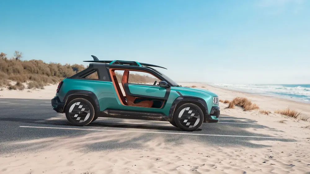 Elektrische conceptauto op strand met innovatief ontwerp en turquoiseblauwe carrosserie.