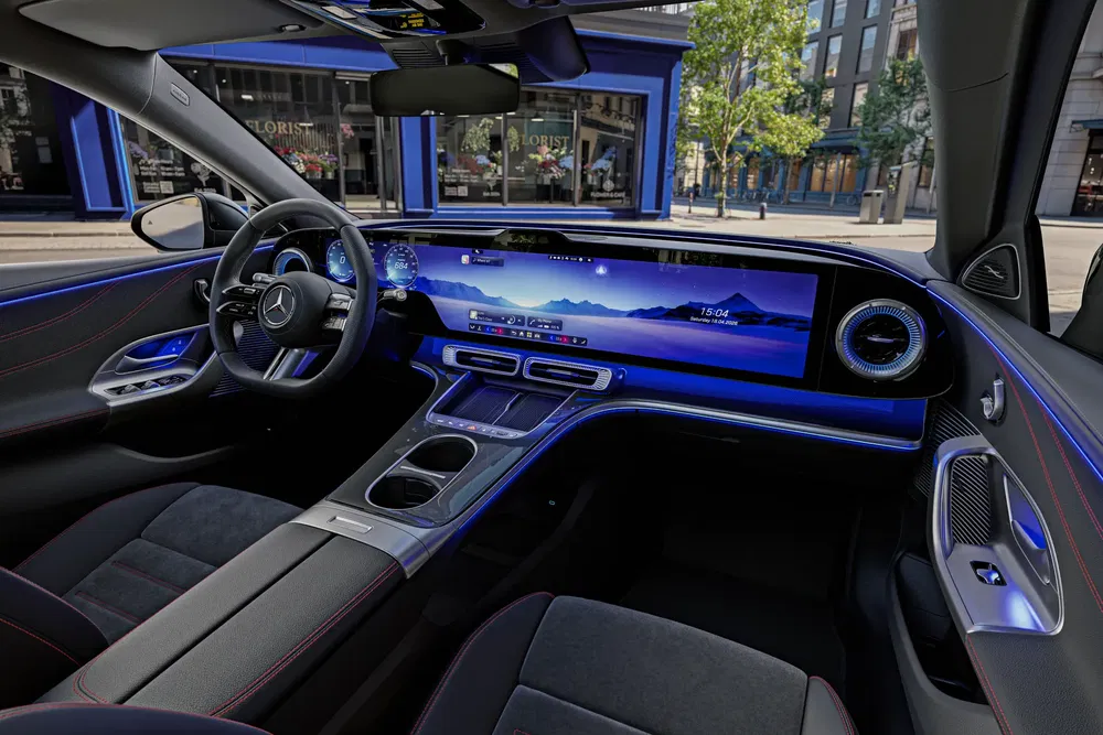 Intérieur moderne de la Mercedes-Benz EQS avec tableau de bord numérique panoramique.