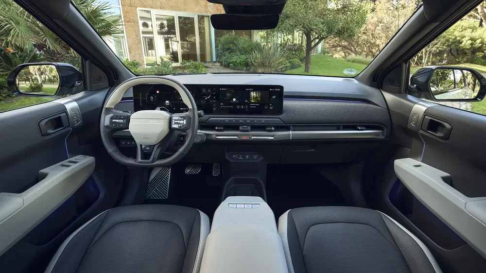 Moderne interieur van de Toyota Tacoma 2024 met touchscreen en multifunctioneel stuur.
