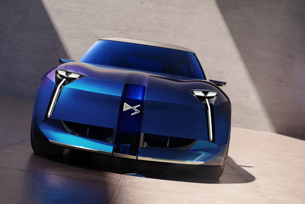Futuristische DS Aero Sport Lounge conceptauto in blauw met innovatief voorkantontwerp.