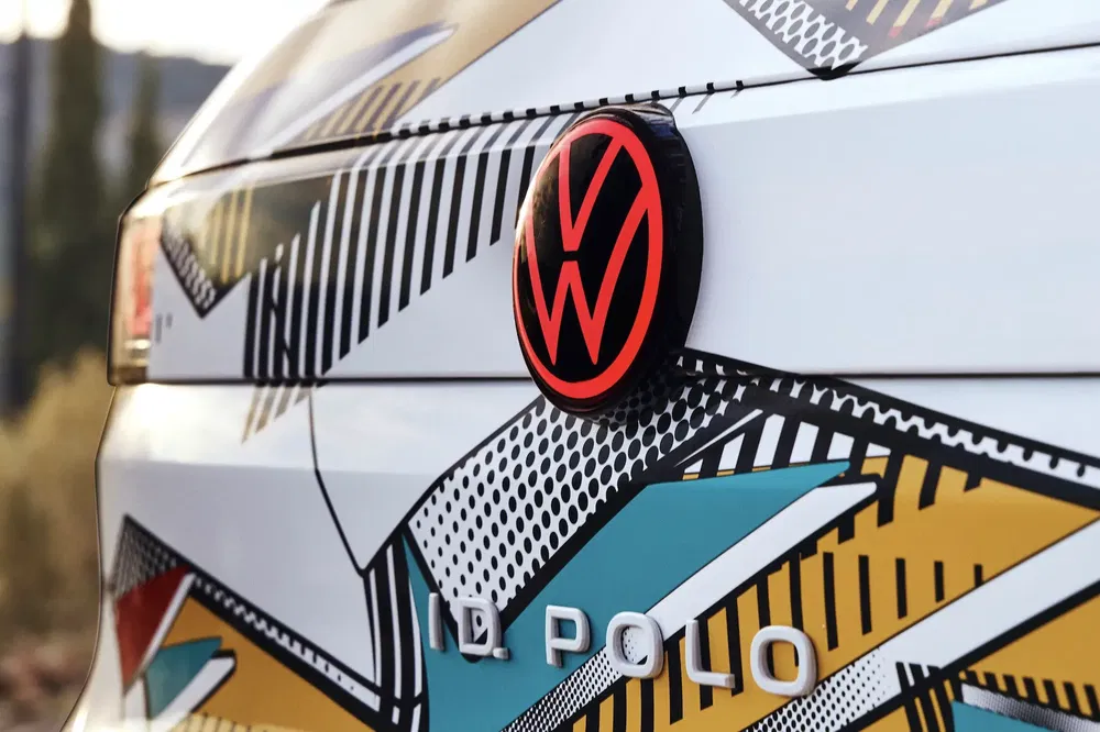 {"fr":"Arrière d'une Volkswagen ID. Polo avec motif graphique coloré et logo distinctif.","nl":"Achterkant van een Volkswagen ID. Polo met kleurrijk grafisch patroon en kenmerkend logo."}