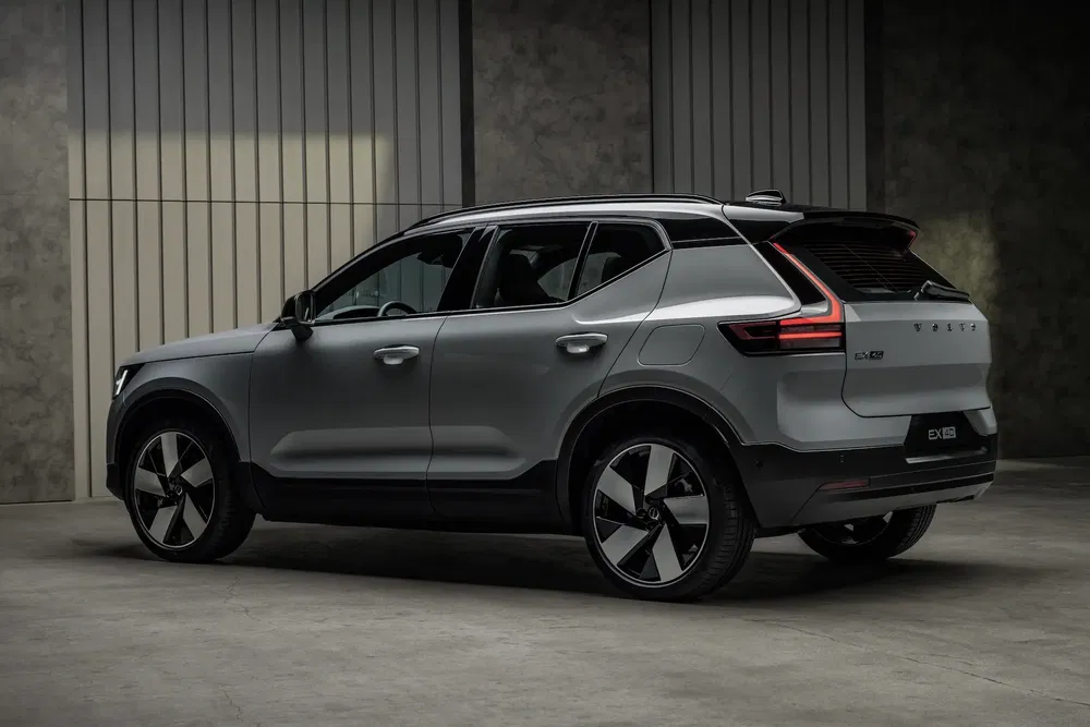 Volvo XC40 gris stationné dans un garage moderne, design élégant et robuste.