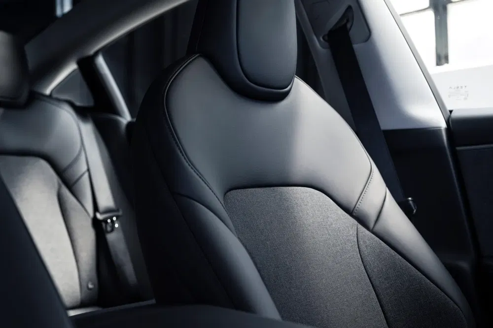 {"fr":"Intérieur luxueux d'une Tesla avec des sièges en cuir noir moderne et élégant.","nl":"Luxueus interieur van een Tesla met moderne zwarte lederen stoelen."}