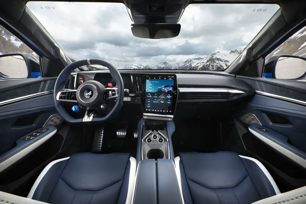 Intérieur moderne d'une Alpine A290 avec volant sport et grand écran tactile.