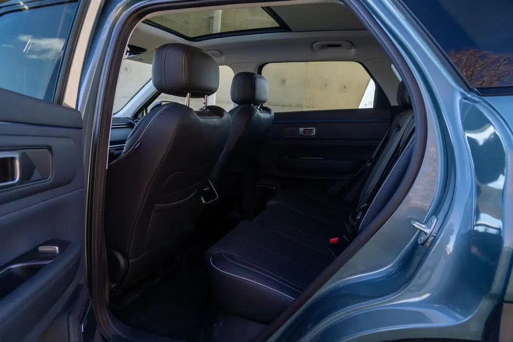 Interieur van een Ford auto met zwart lederen zetels en panoramisch zonnedak.