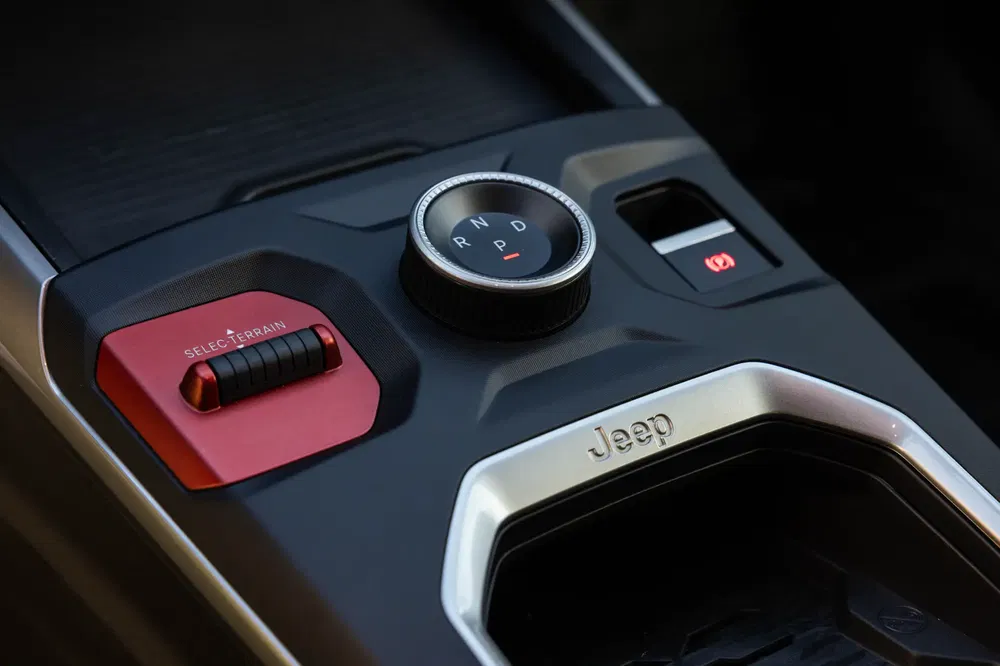 Middenconsole Jeep met Select Terrain regeling en draaiknop voor transmissie.