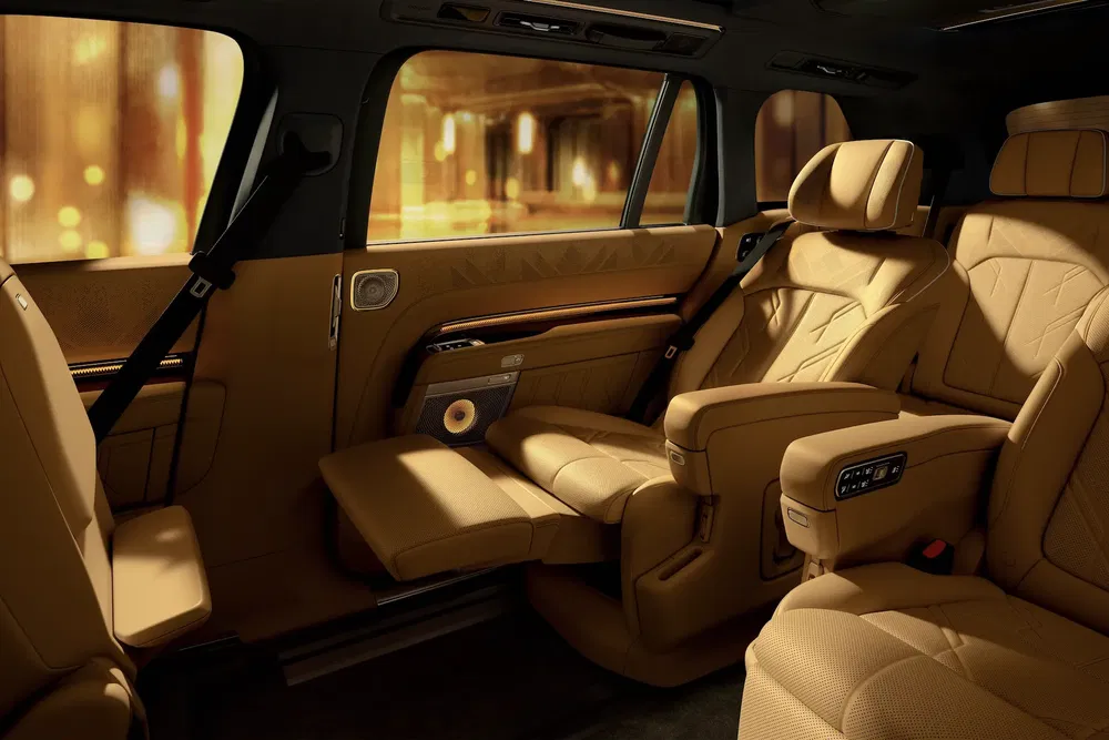 Intérieur luxueux d'un SUV Range Rover avec sièges en cuir beige, ambiance dorée.