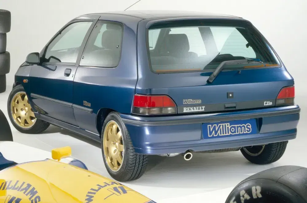 Renault Clio Williams blauwe auto met gouden velgen, achterkant dichtbijzicht.