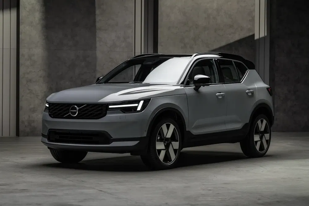 SUV Volvo XC40 gris, design moderne, stationné dans un garage minimaliste éclairé.