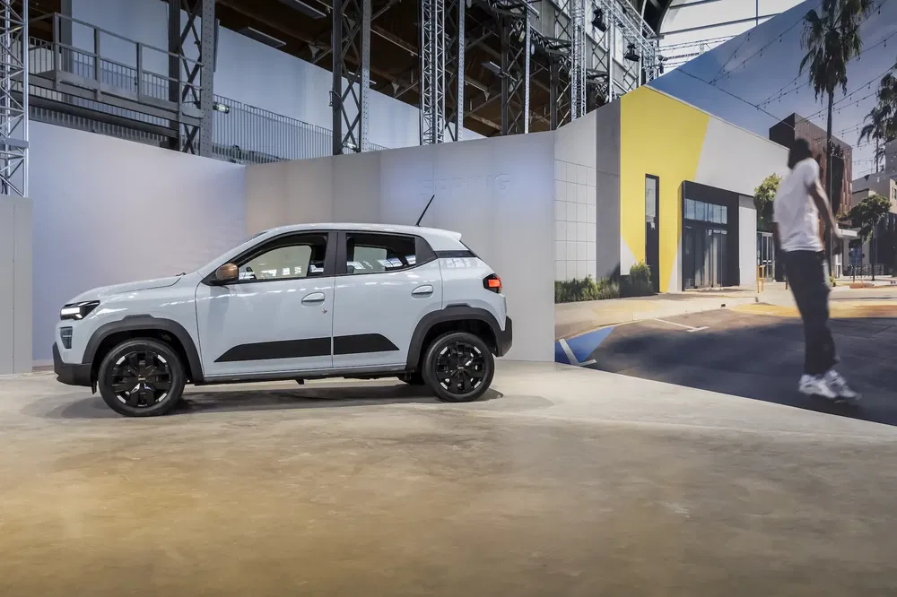 Elektrische Dacia Spring tentoongesteld in een moderne, stedelijke omgeving.