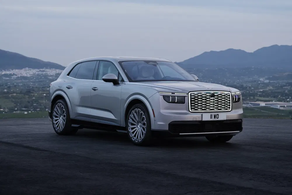 {"fr":"SUV Lincoln blanc sur une route avec paysage montagneux en arrière-plan.","nl":"Witte Lincoln SUV op een weg met bergen op de achtergrond."}