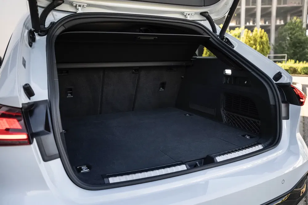 Ruime kofferbak van een open BMW iX3, met zicht op de laadruimte.